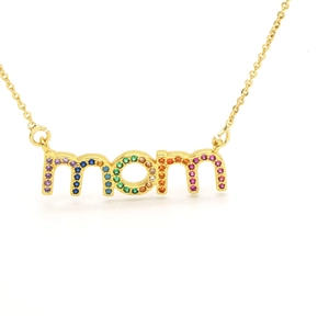 Détail du collier maman doré serti de zircons colorés au design arc-en-ciel