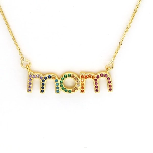 Collier MAMA doré avec zircons en dégradé arc-en-ciel sur une chaîne fine