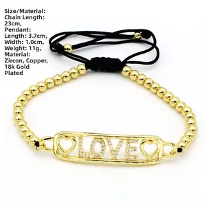 Dettaglio del bracciale a sfere placcato oro 18k con pendente LOVE e cuori in zircone