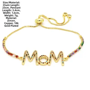 Dettaglio del bracciale MOM dorato con zirconi multicolore e chiusura a scorrimento regolabile