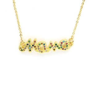 Gros plan du collier MAMA doré orné de zircons colorés aux reflets de l'arc-en-ciel