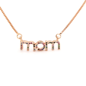 Vue détaillée du collier 'mom' en or rose avec sertissage de zircons colorés