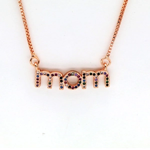 Détail du collier mama en or rose orné de pierres de zircon multicolores