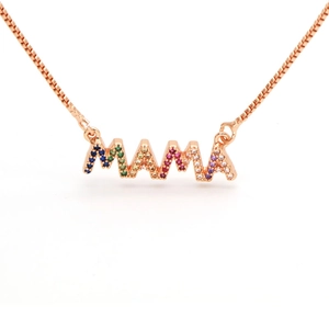 Détail du collier MAMA en or rose serti de zircons aux couleurs de l'arc-en-ciel