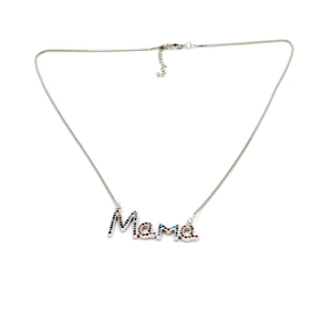 Gros plan du collier Mama argenté serti de cristaux colorés de style pavé