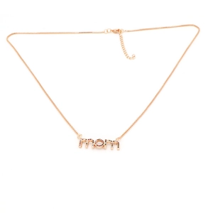 Détail du collier MAMA en or rose avec cristaux arc-en-ciel et chaîne boîte