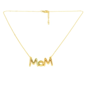 Détail du collier MOM doré orné de zircons en cristal étincelants et multicolores
