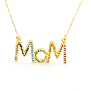Détail du pendentif MAMA avec pierres de zircon colorées sur une chaîne dorée