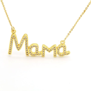 Détails du pendentif Mama plaqué or serti de cristaux scintillants sur une chaîne fine