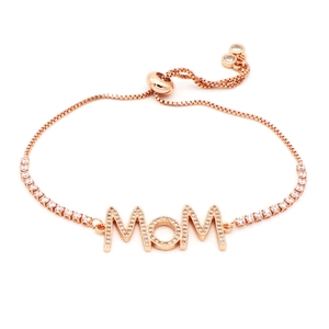 Vista dettagliata del bracciale MOM oro rosa con zirconi e chiusura scorrevole regolabile