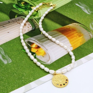 Collier en perles d'eau douce avec pendentif œil en pierres colorées et fermoir doré
