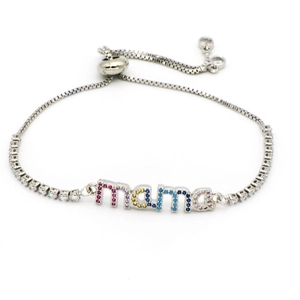 Vista dettagliata del bracciale argento regolabile con ciondoli colorati a forma di mama