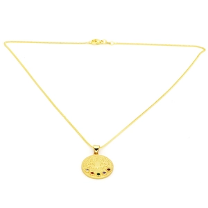 Détail du collier pièce dorée avec motif œil embossé et pierres précieuses colorées