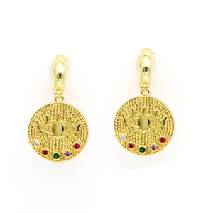 Vue macro de boucles d'oreilles en pièces d'or avec œil protecteur et zircons multicolores