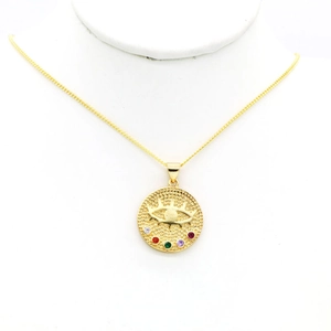 Vue détaillée du collier œil protecteur avec zircons colorés sur présentoir blanc