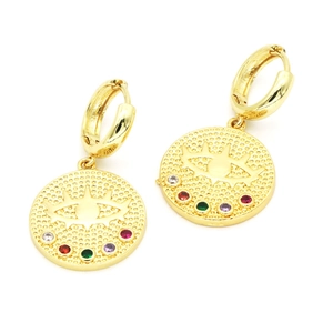 Boucles d'oreilles créoles dorées avec pendentif œil et cristaux colorés sur fond blanc