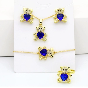 Détails d'une parure bijoux ours avec gemmes cœur bleu et pavage en zircone