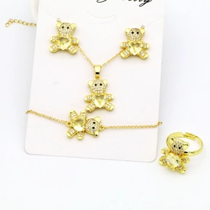 Détails de la parure bijoux ourson doré avec zircons jaunes en forme de cœur