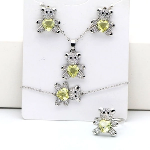 Détail de parure bijoux ours avec pierre cœur jaune incluant collier et boucles