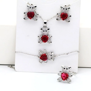 Vue détaillée du coffret bijoux ours avec pierres cœurs rouges et collier