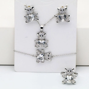 Détail de l'ensemble de bijoux ours argentés avec collier en cristal de cœur et bagues