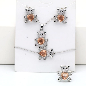 Détail de l'ensemble bijoux ours en peluche avec oxydes de zirconium et cœurs champagne