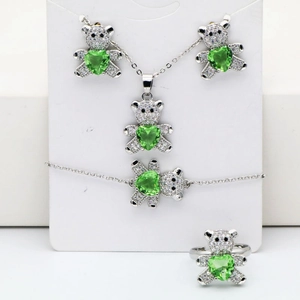 Détail de parure ours argenté avec pierres cœur vert et zircons blancs
