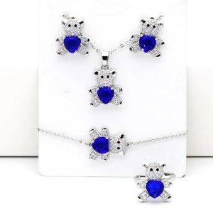 Détail de parure ours en argent avec pierres bleues en cœur et cristaux brillants