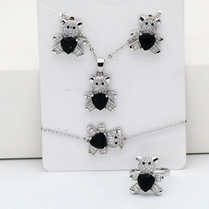 Ensemble détaillé de bijoux ours avec colliers argentés et cristaux en forme de cœur