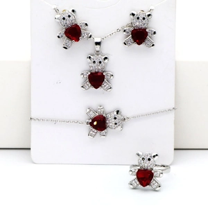 Détail d'une parure de bijoux 5 pièces avec oursons et cœurs rouges étincelants