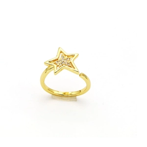 Détail de la bague étoile dorée réglable sertie de zircons blancs étincelants