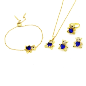 Vue détaillée de la parure de bijoux avec oursons et zircons en cœur bleus