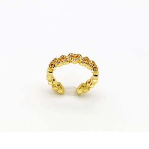 Détail d'une bague coeur dorée ajustable ornée de cristaux de zircon scintillants