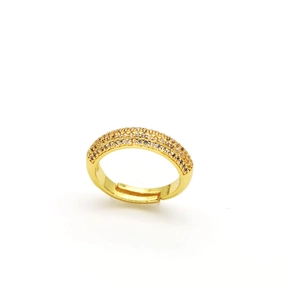 Vue macro d'une bague réglable plaquée or ornée de trois rangées de zircons cubiques blancs