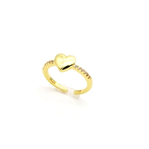 Vue détaillée d'une bague coeur dorée ajustable avec des accents de zircon brillants