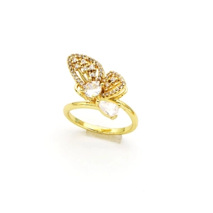 Détail de la bague papillon plaquée or ornée d'incrustations de zircons étincelants