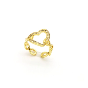 Vue macro de la bague coeur ajustable plaquée or avec sertissage en zircons blancs