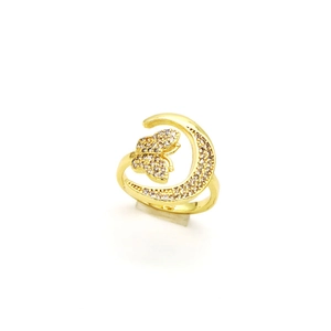 Détail de la bague croissant de lune et papillon dorée sertie de micro-zirconiums blancs