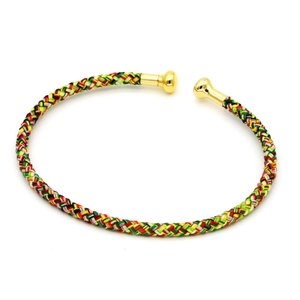 Dettaglio del bracciale intrecciato multicolore con terminali a sfera in metallo dorato