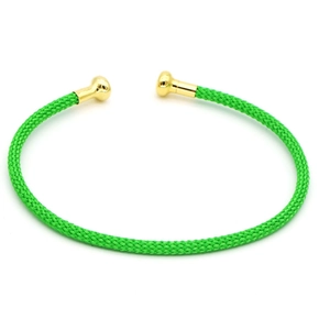 Dettaglio del bracciale in corda intrecciata verde smeraldo con terminali dorati e forma a C