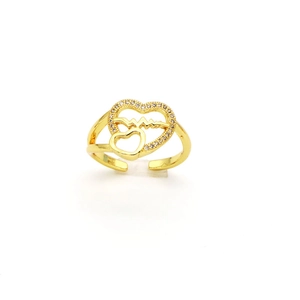 Vue détaillée de la bague en or en forme de cœur avec cristaux et motif battement