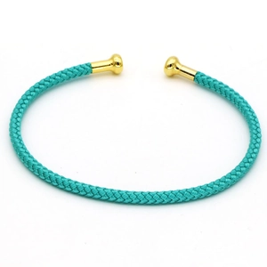 Dettaglio del bracciale in corda intrecciata verde acqua con punte in metallo oro