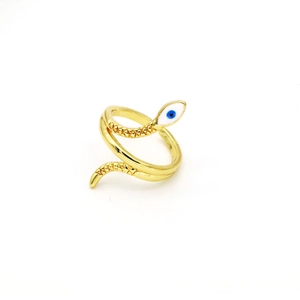 Gros plan détaillé d'une bague serpent dorée avec écailles et détail œil protecteur
