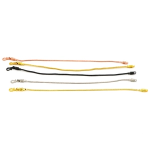 Dettaglio di bracciali in filo armonico a forma di C in finiture oro, argento e oro rosa DIY