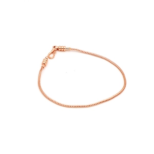 Dettaglio del bracciale a maglia serpente oro rosa con chiusura a S e anelli tondi