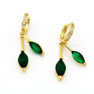 Detalle de pendientes de hoja dorada con piedras marquesas verdes y micro pavé de diamantes