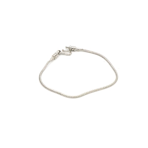 Dettaglio del bracciale a catena serpente argento con chiusura a gancio a S e spirale