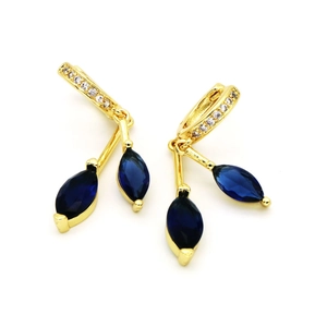 Detalle de pendientes colgantes de oro de 18K con circonitas azul marino y pavé de cristales