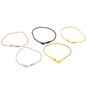 Dettaglio di cinque braccialetti a serpente colorati con gancio a S classico e fermagli