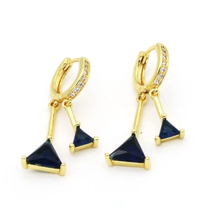 Pendientes asimétricos dorados con circonitas azules triangulares y piedras brillantes